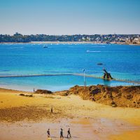 La plage de Bon Secours : pourquoi vous ne résisterez pas à son charme breton ? Découvrons ensemble la plage la plus populaire de Saint-Malo, et les raisons pour lesquelles vous ne pourrez pas résister à l'envie d'y aller