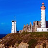 Plongez dans l'Histoire du phare des Pierres Noires et de la pointe de Saint-Mathieu, joyaux maritimes du Finistère : faites le tour des plus beaux phares de Bretagne pour Pâques