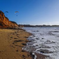 Évasion garantie : Émerveillez-vous devant le spectacle naturel des falaises ocre sur la Plage Mine d'Or en Bretagne, une destination à ajouter d'urgence à votre liste de lieux à visiter